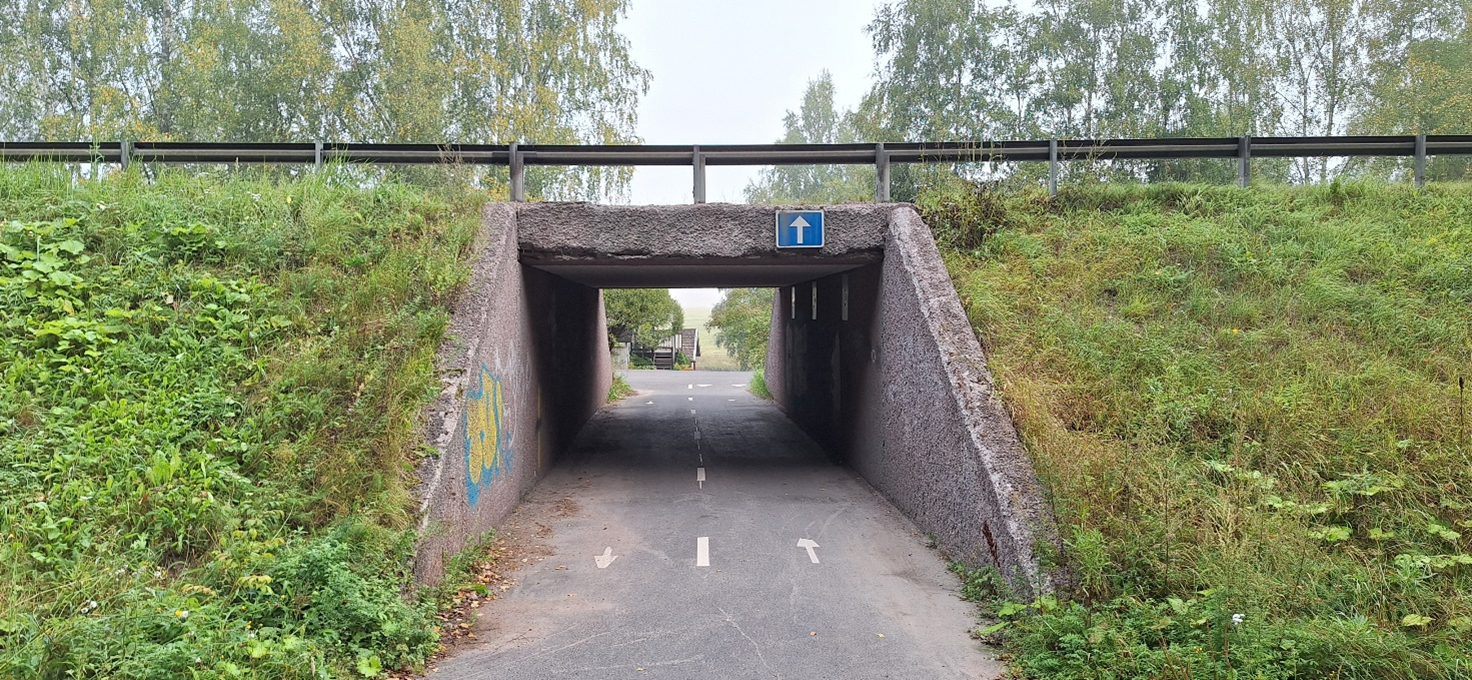 Kuvassa Vierun alikulkukäytävä kesällä.