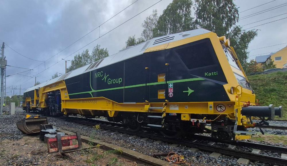 Syksyinen kuva junaraiteella olevasta tuentakoneesta.