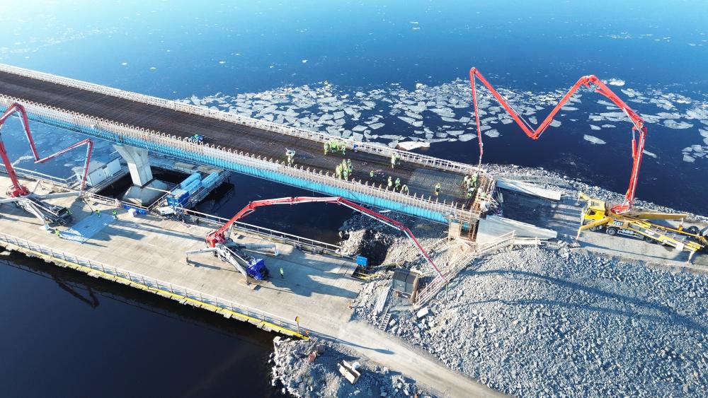 Huikun sillan kantta valetaan. Työmaalla on useita pitkäpuomisia betonipumppuja ja paljon työntekijöitä.