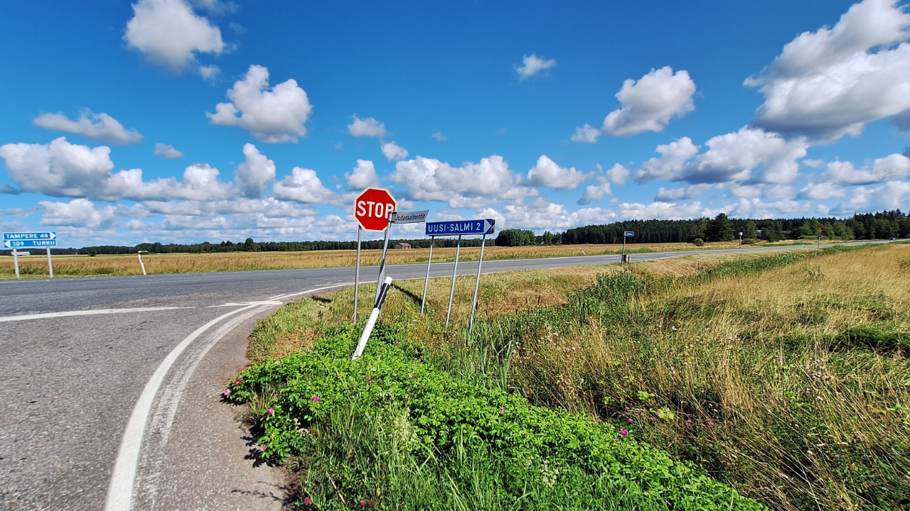 Valtatie 9 Urjalan kohdalla risteyskuva kesäaikaan.