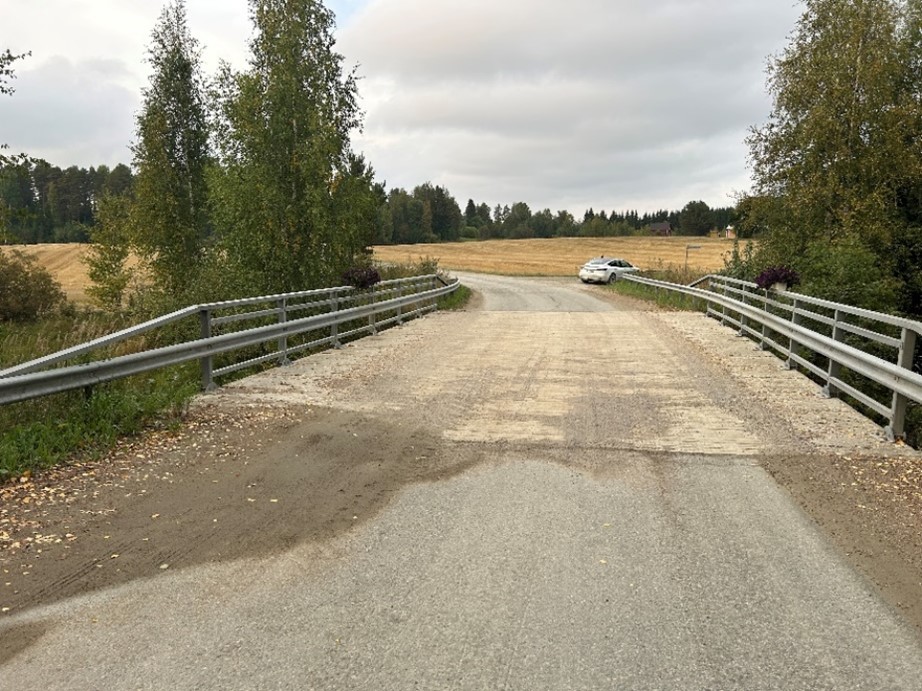 Joenniemen silta tieltä kuvattuna.