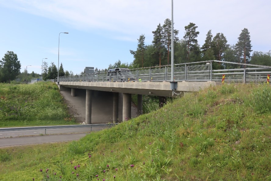 Vargasjärven risteyssilta ojasta kuvattuna.