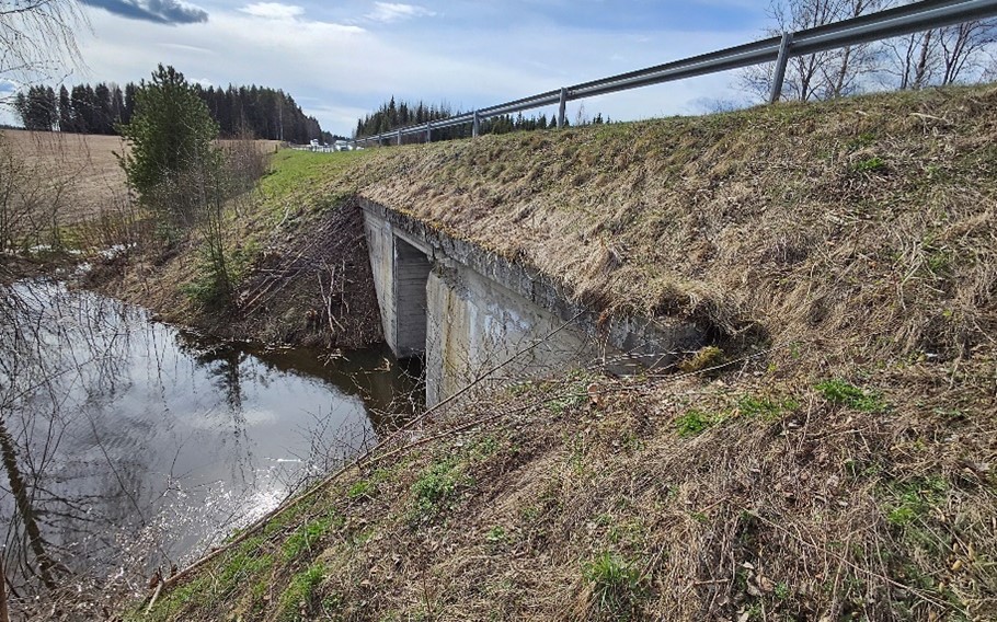 Välijoen silta keväällä kuvattuna.