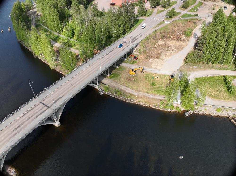 Ilmakuva nykyisestä Äänekosken sillasta ja sen ympäristöstä. Kuvassa näkyy työmaa-alue sillan vieressä sekä työmaateiden rakentamiseen valmisteltua aluetta järven rannassa.