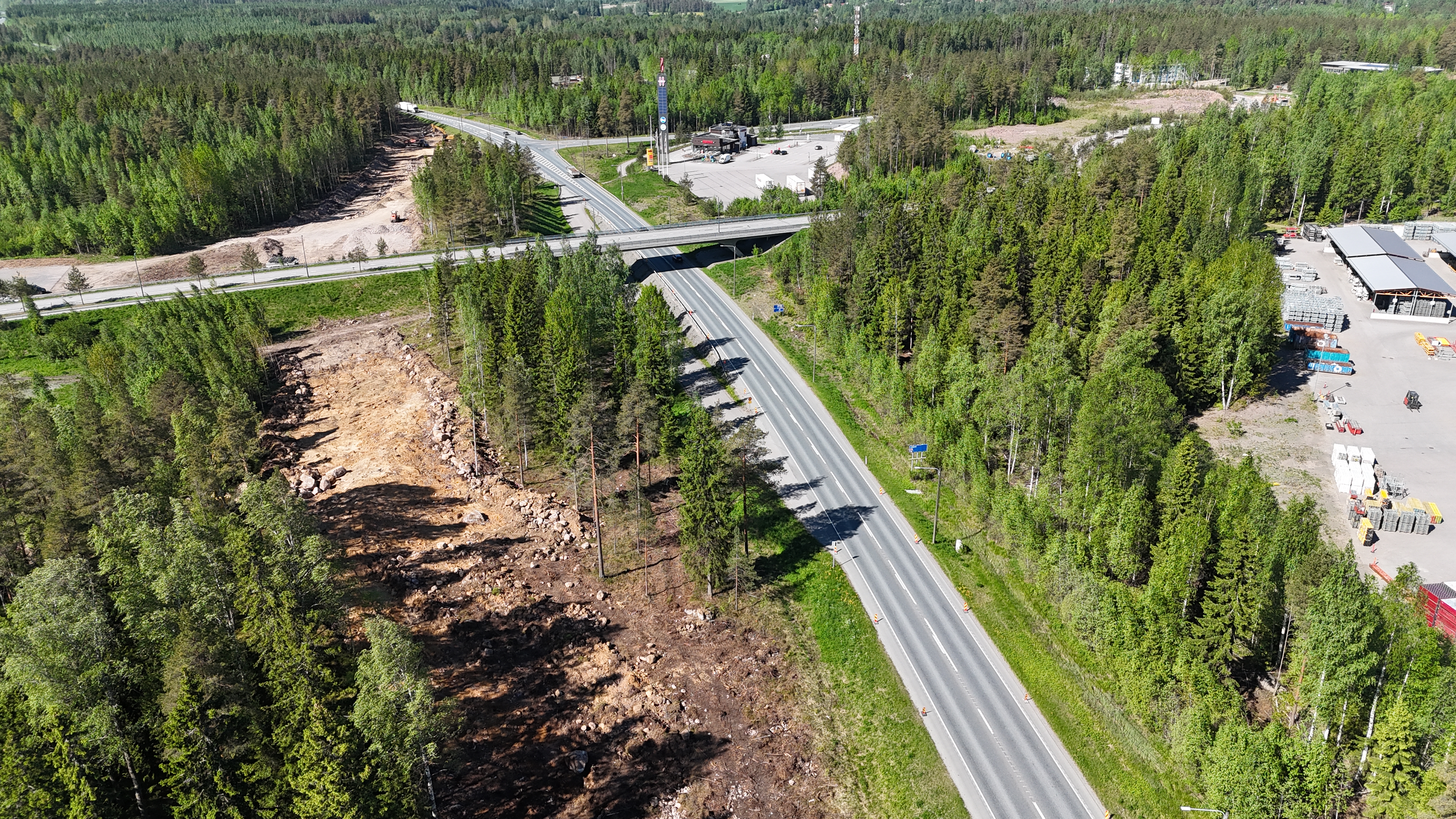 Droonikuva VT25 ja Kalevankadun liittymän ramppien työmaasta.