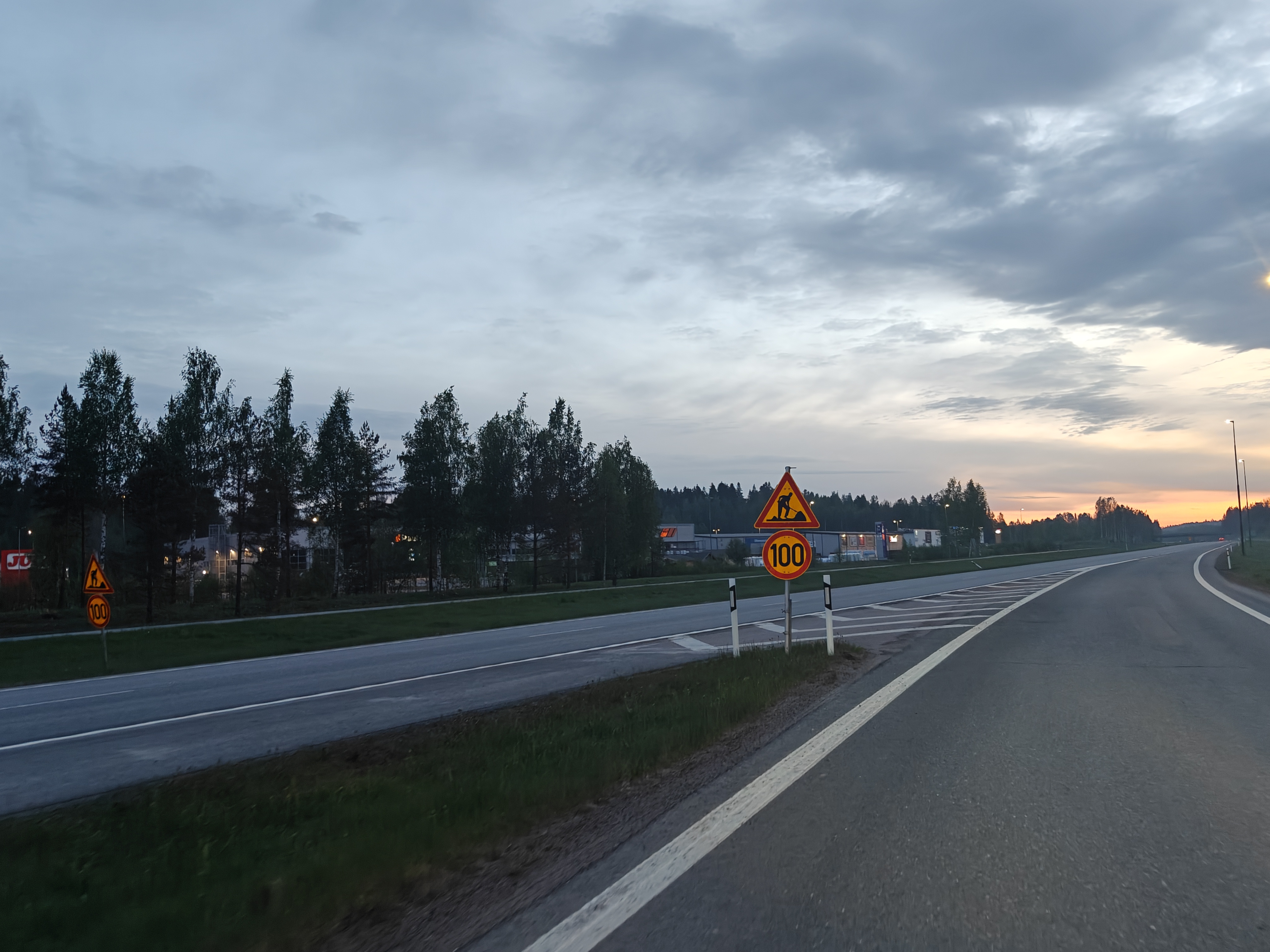 Kuva reunapaaluista liittymisrampin yhteydessä