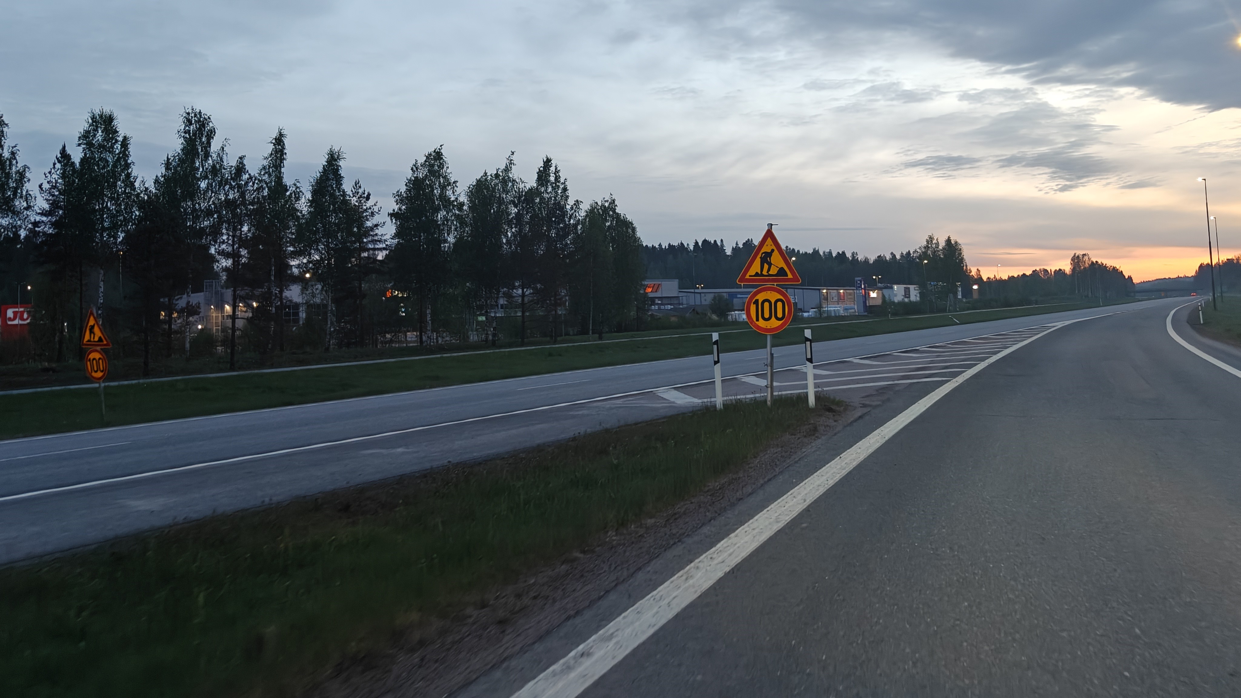 Kuva reunapaaluista liittymisrampin yhteydessä.