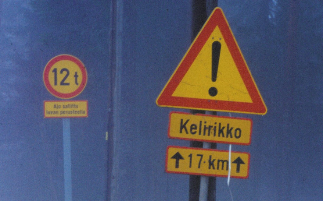 Kuva kelirikosta ja painorajoituksesta tiellä