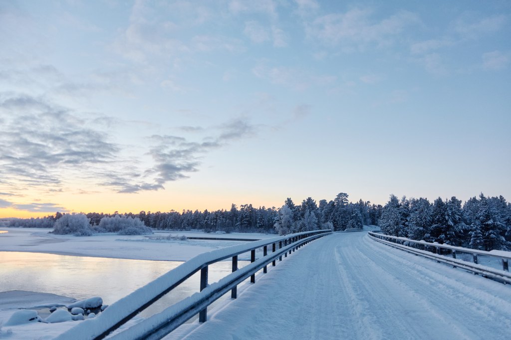 Vekaransalmen silta syksyisessä maisemassa.