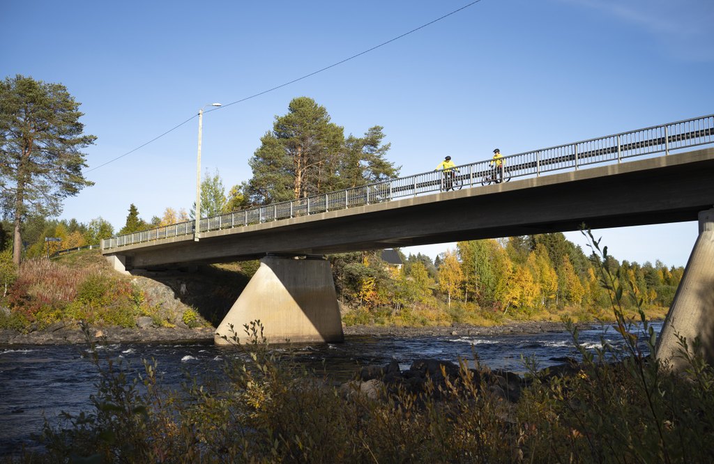 Silta syksyisessä maisemassa.