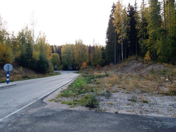 Syksyinen valokuva Salosaarentiestä.