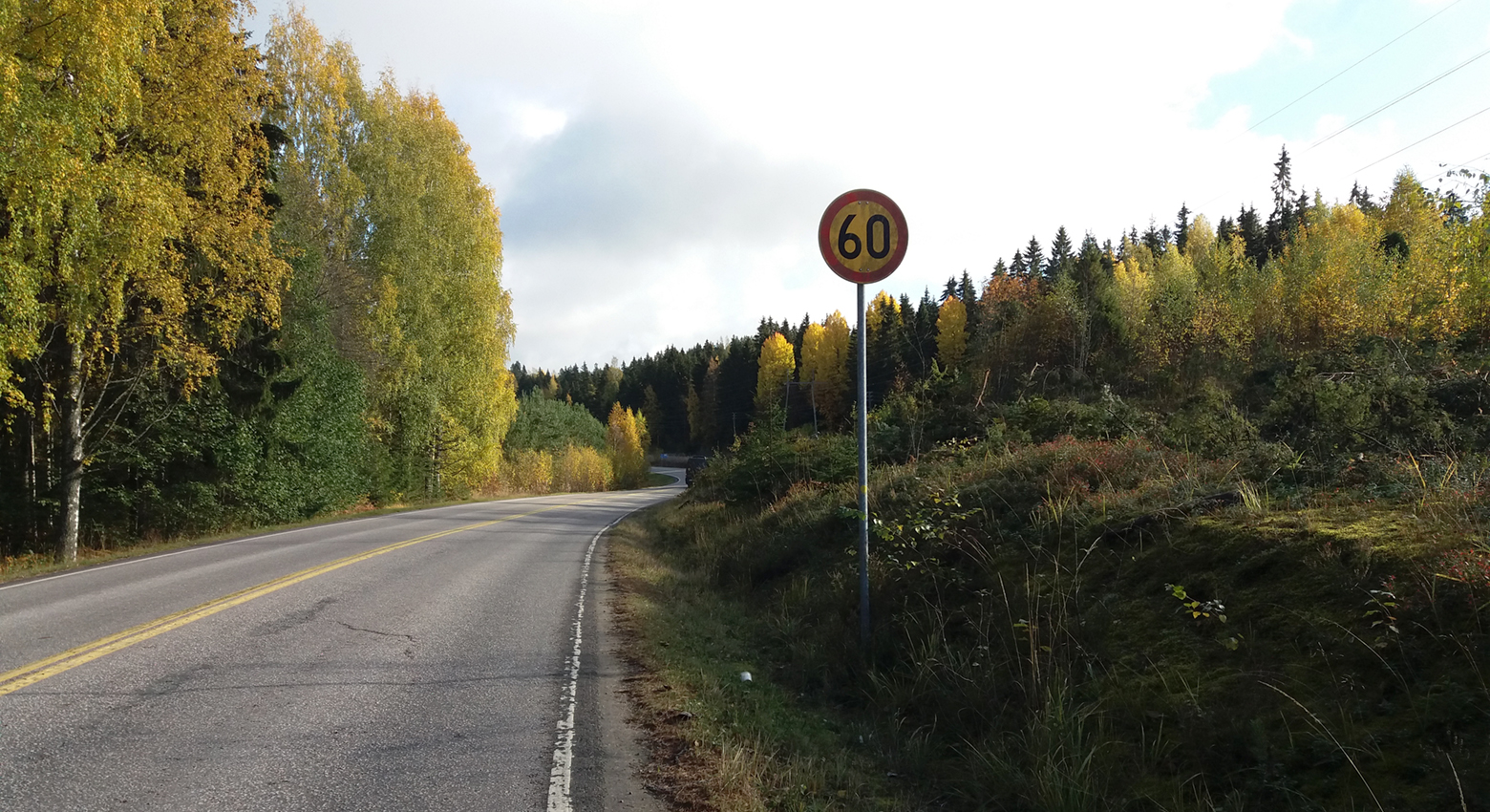 Syksyinen valokuva Anianpellontiestä.