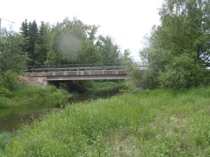 Kesäinen valokuva korjattavasta Pappilan sillasta Eurassa.