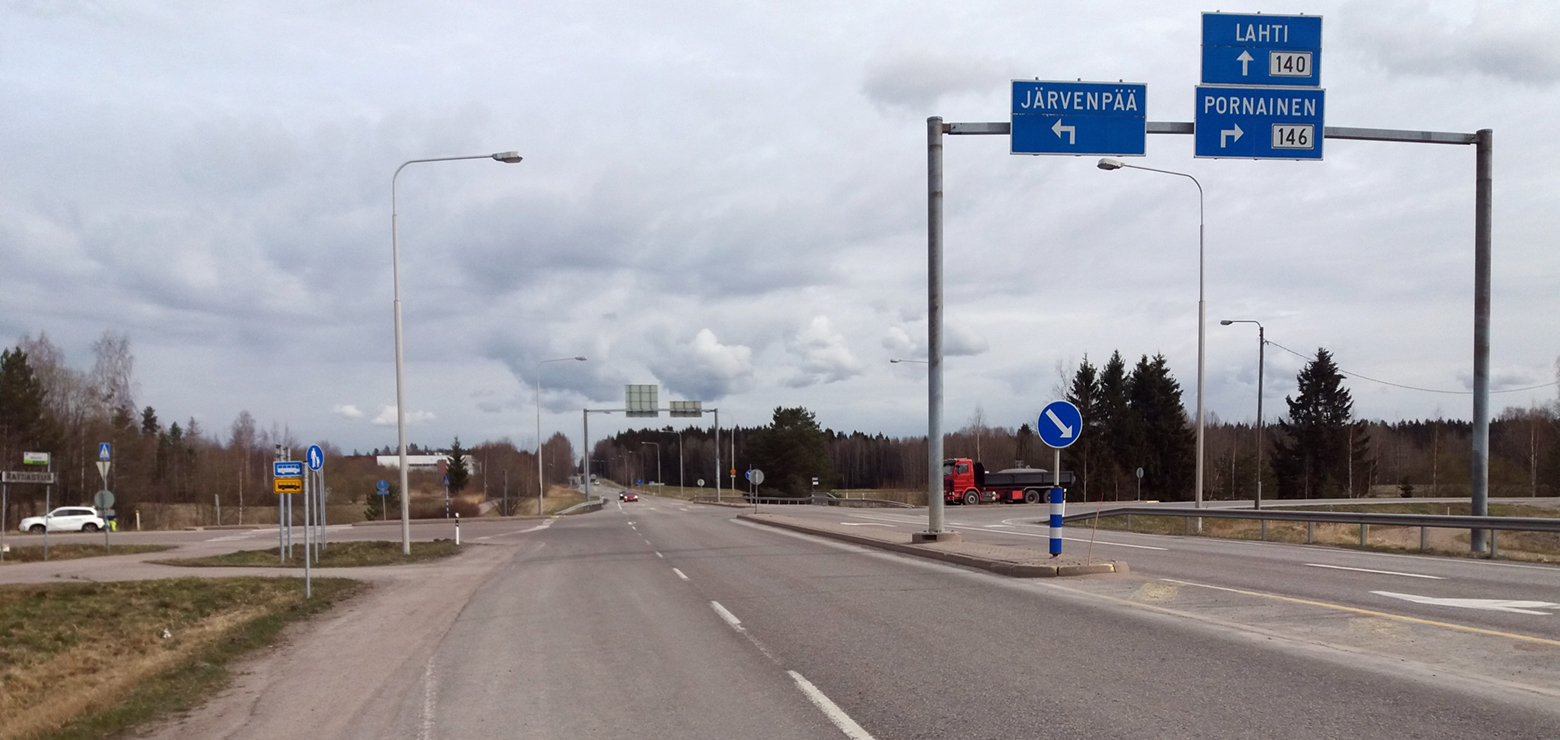 Valokuva maantien 140 parannettavasta liittymästä Järvenpäässä.