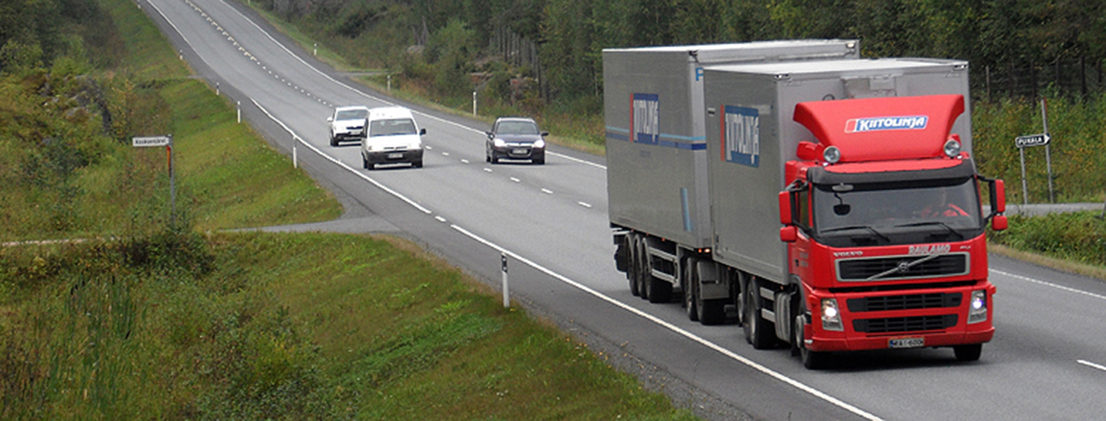 Rekka ja auto kulkevat suunnitteluosuudella.