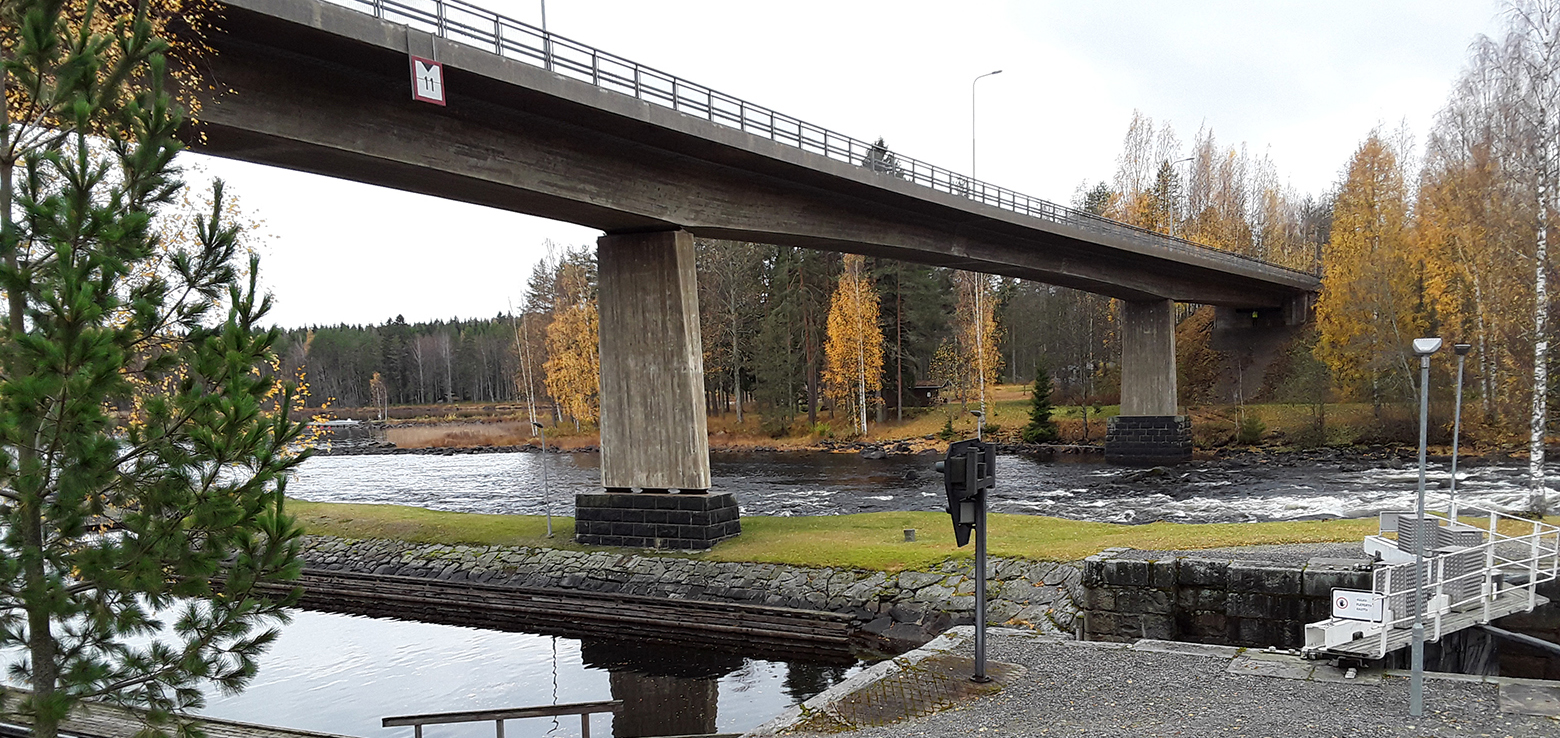 Karvion kanava ja silta ruskan värittämässä maisemassa.