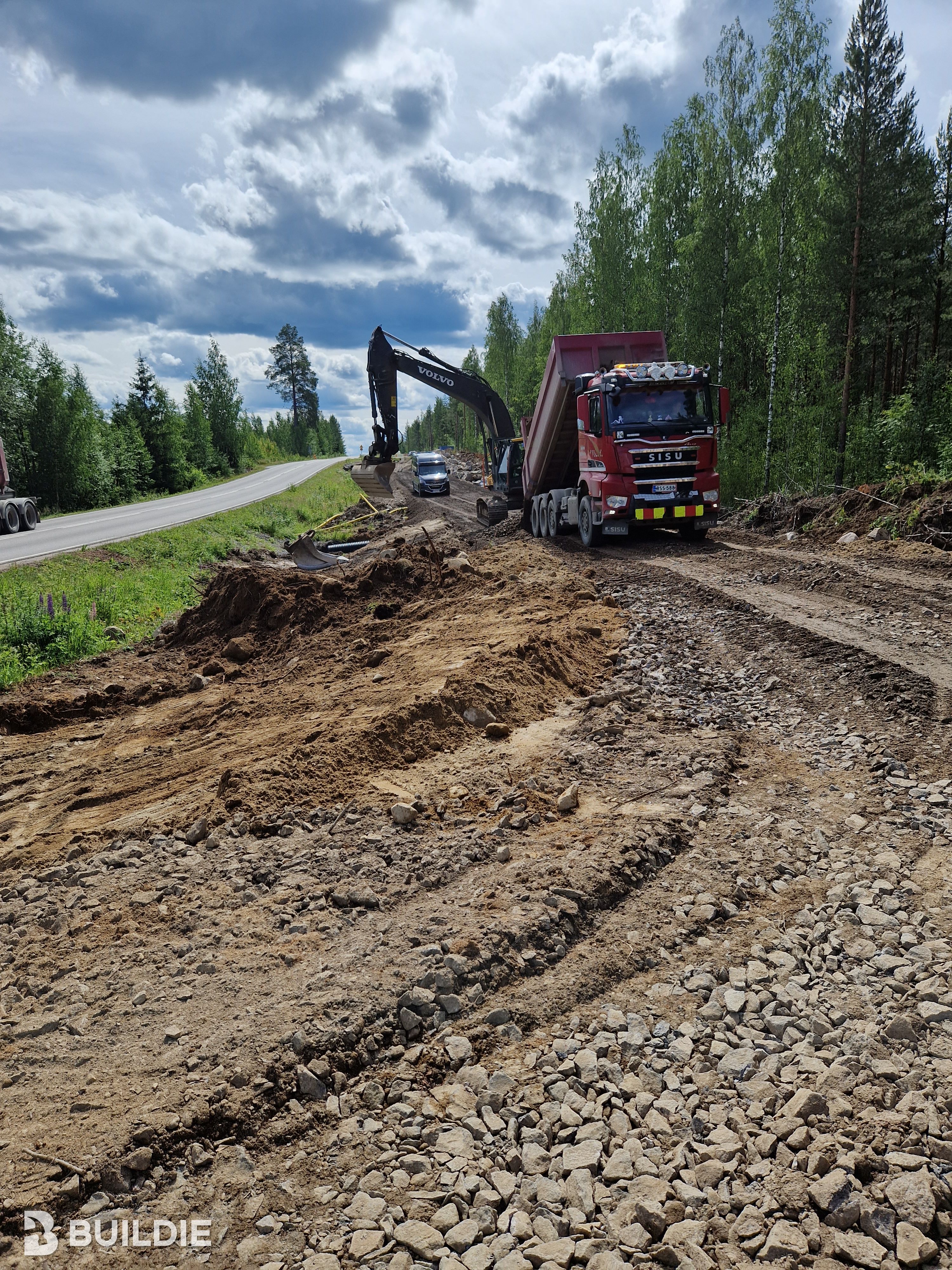 Tien viereen kaivettu pohja kevyenliikenteenväylälle. Tiellä kuorma-auto ja kaivinkone.