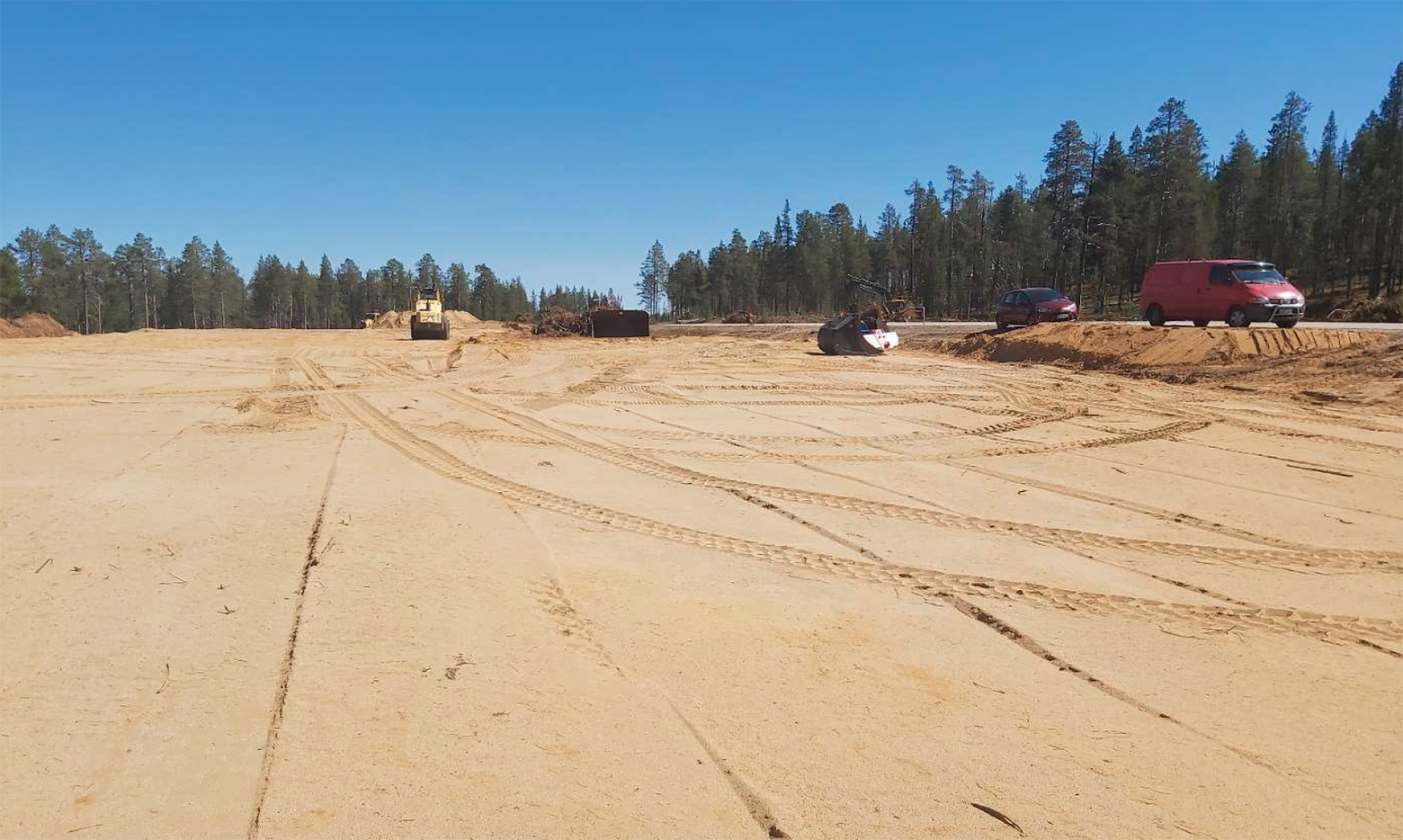 Pengerrys- ja pintamaan käsittelytyöt käynnissä Raja-Joosepin aseman kentällä 17.6.2020.