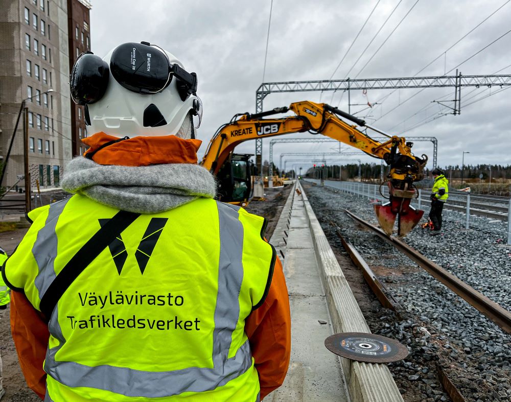 Väyläviraston edustaja valvoo kiskojen asennusta Järvenpään Ainolassa