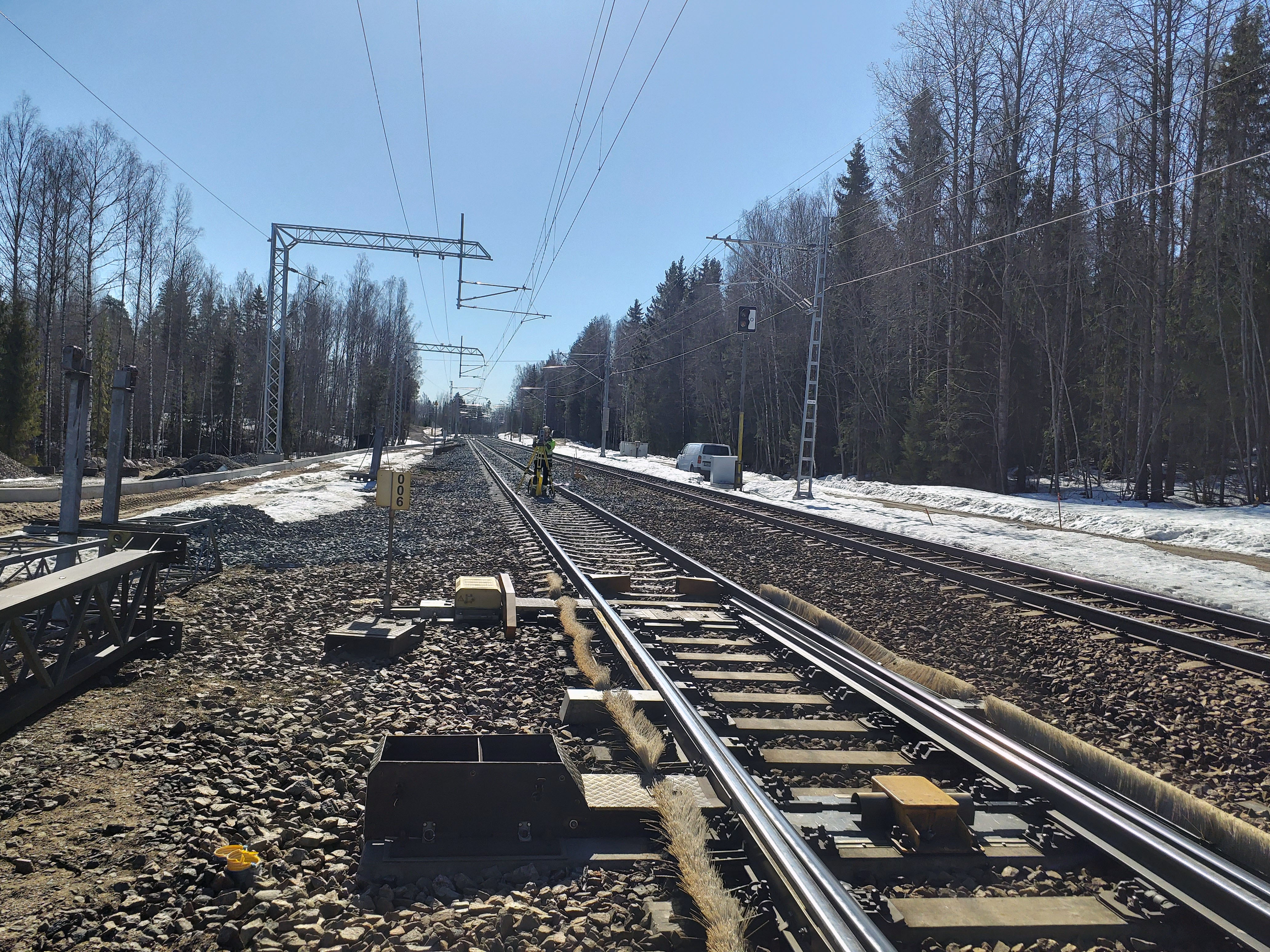 Työt alkamassa mittamiehen mittaillessa rakennettavan paalulaatta kuuden paikkaa Juurikorvessa.