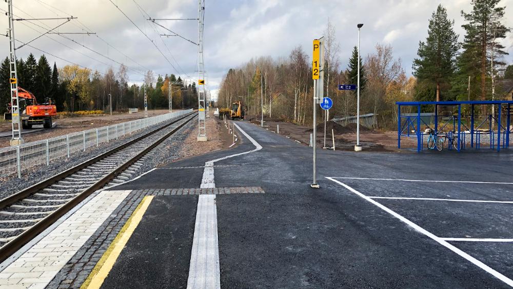 Myllykosken seisakkeen laiturialuetta parkkipaikkoineen ja pyöräkatoksineen.