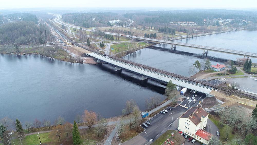 Kuvassa näkyy, miten vuolas Vuoksen virtaus on sillan alla.