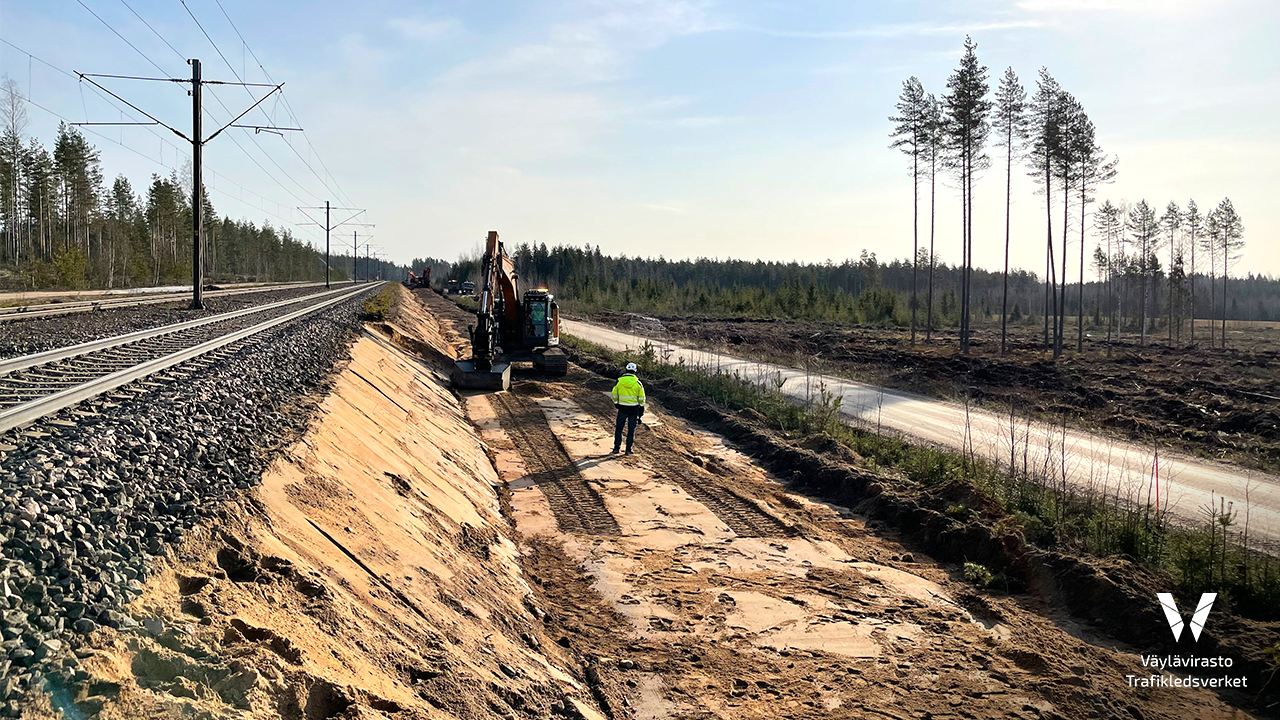 Työmaapäällikkö Ville Suorsa vastaa liikennepaikkojen urakan työmaatoiminnoista. Tarkkaan rajatuissa liikennekatkoissa aikaansaatava suuri työmäärä ei häntä hetkauta, vaan hänestä on mielenkiintoista nähdä, miten paljon hyvä porukka saa aikaan lyhyessä ajassa.