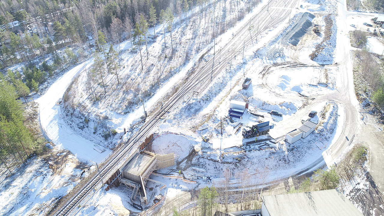 Suoraan ylhäältä otetussa kuvassa näkyy lumisia ratarakenteita.