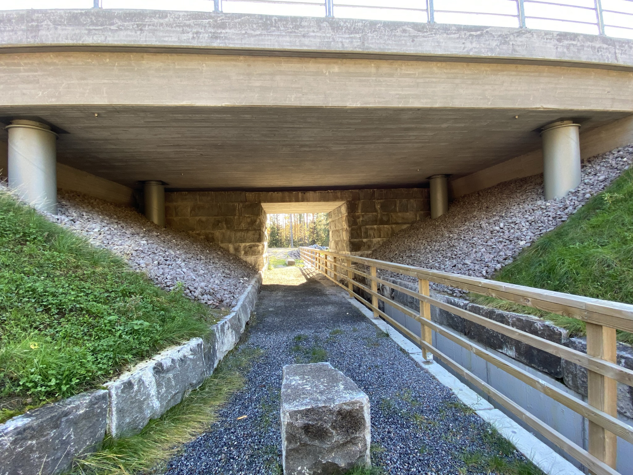 Vanhan sillan kivirakenteet on jätetty näkyviin uuden sillan alle.