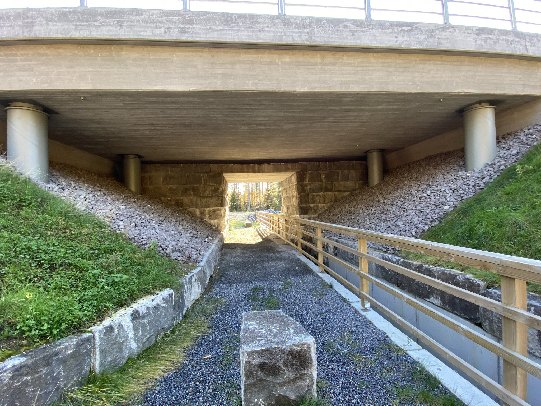 Vanhan sillan kivirakenteet on jätetty näkyviin uuden sillan alle.