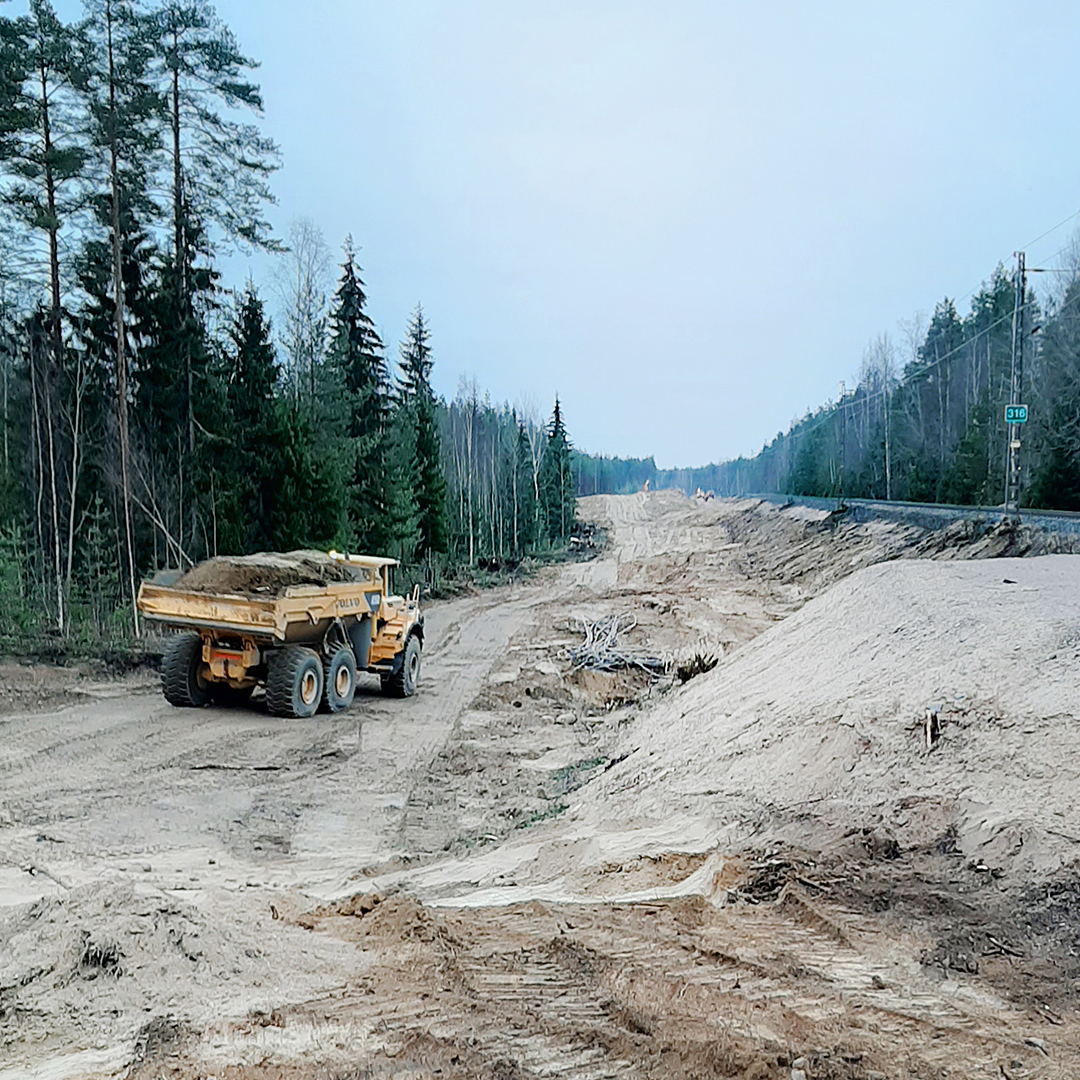 Tärkeimpiä työvaiheita marraskuussa 2019 olivat maan leikkaukset sekä ratapenkereen ja eristyskerroksen rakentaminen, puunpoistot ja pintamaiden raivaus.  Marraskuussa tehtiin myös sähkörataperustusten asennuksen mahdollistavia ennakoivia töitä.