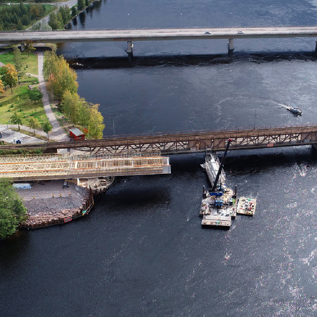 Ilmakuva: Työmaalla rakennettiin välitukia syyskuussa 2019. Lisäksi jatkettiin sillan liittorakenteen asennus- ja muottitöitä. (Kuva: Visa Korhonen).
