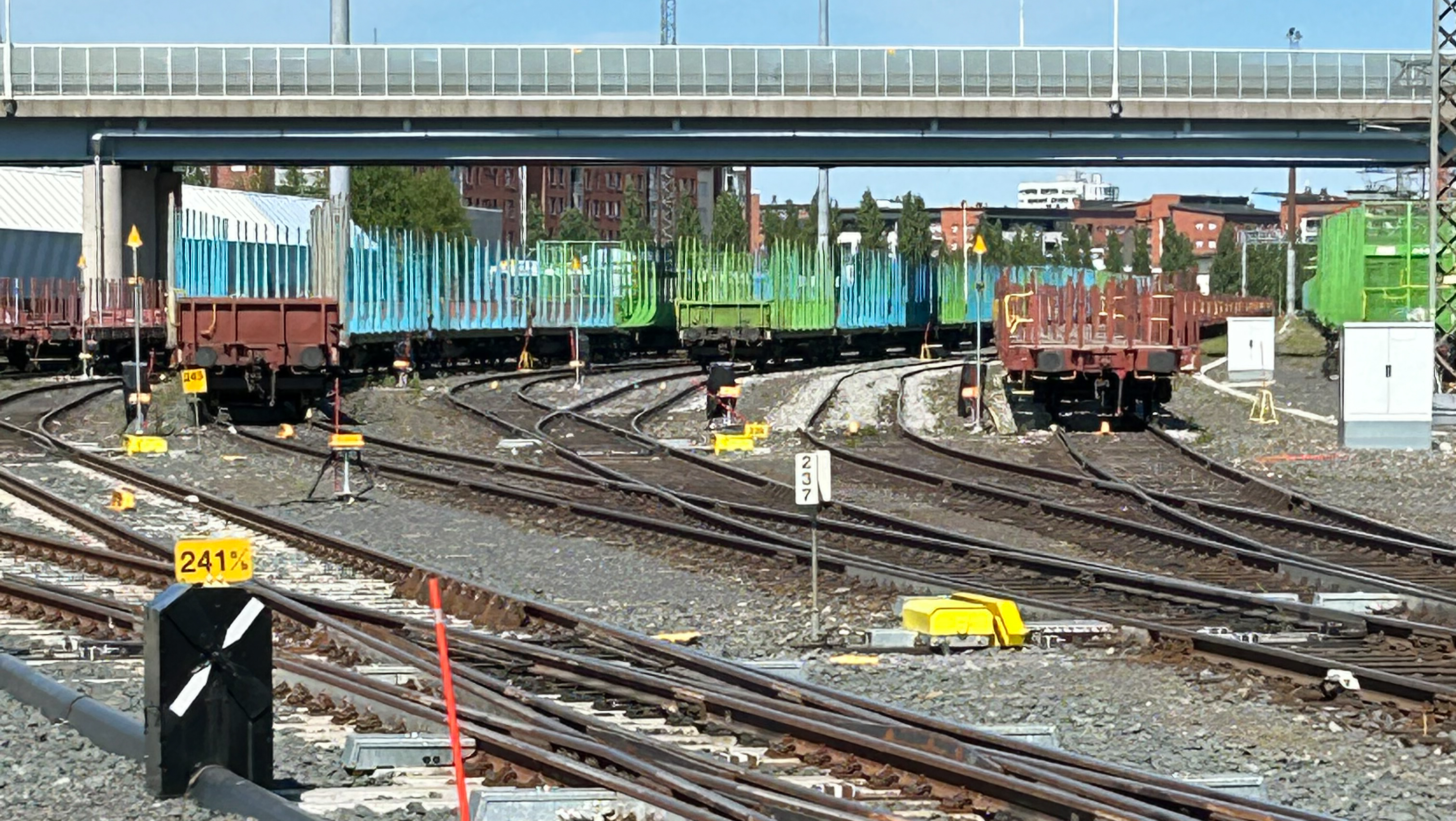 Oulun ratapihojen turvalaitteita on uudistettu. Oulun tavararatapihalla turvalaitteita ja kiskoilla tavaraliikennevaunuja. 