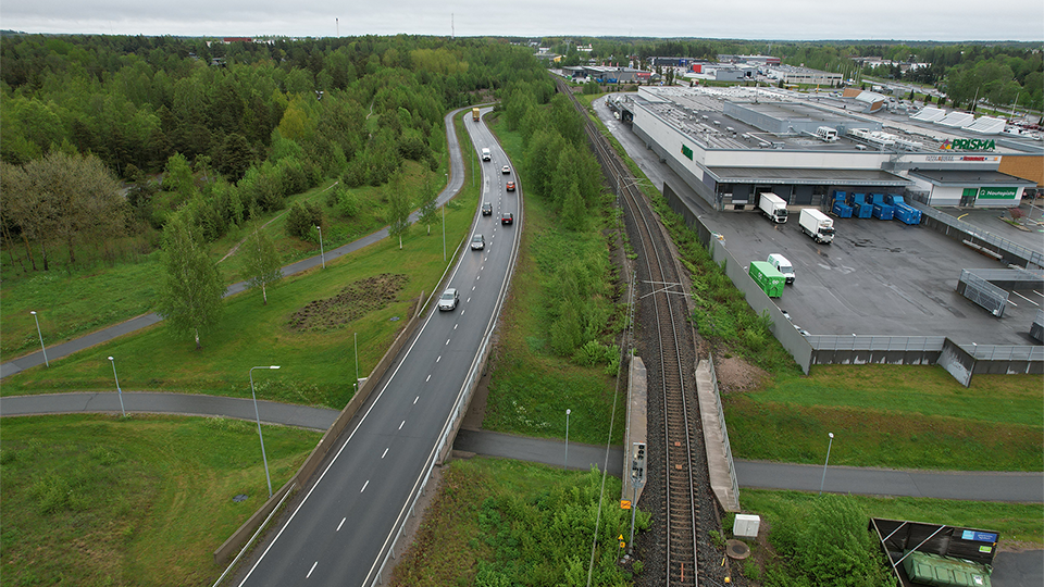 Ilmakuva seisakkeen tulevasta sijainnista. Uusi seisake sijoittuu valtatien ja radan väliselle alueelle.