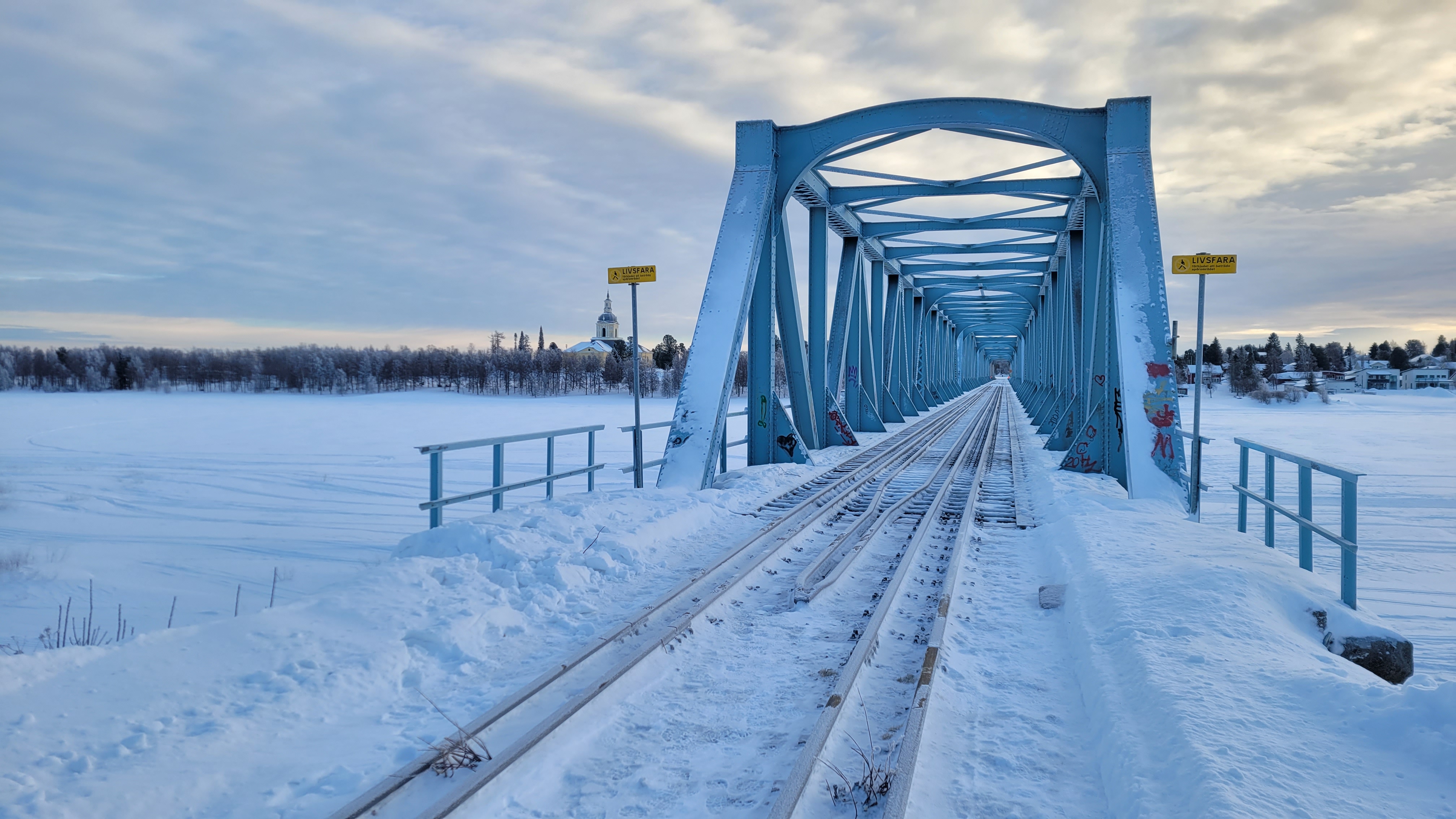 Talvinen kuva Tornionjoen ratasillasta Ruotsin puolelta kuvattuna