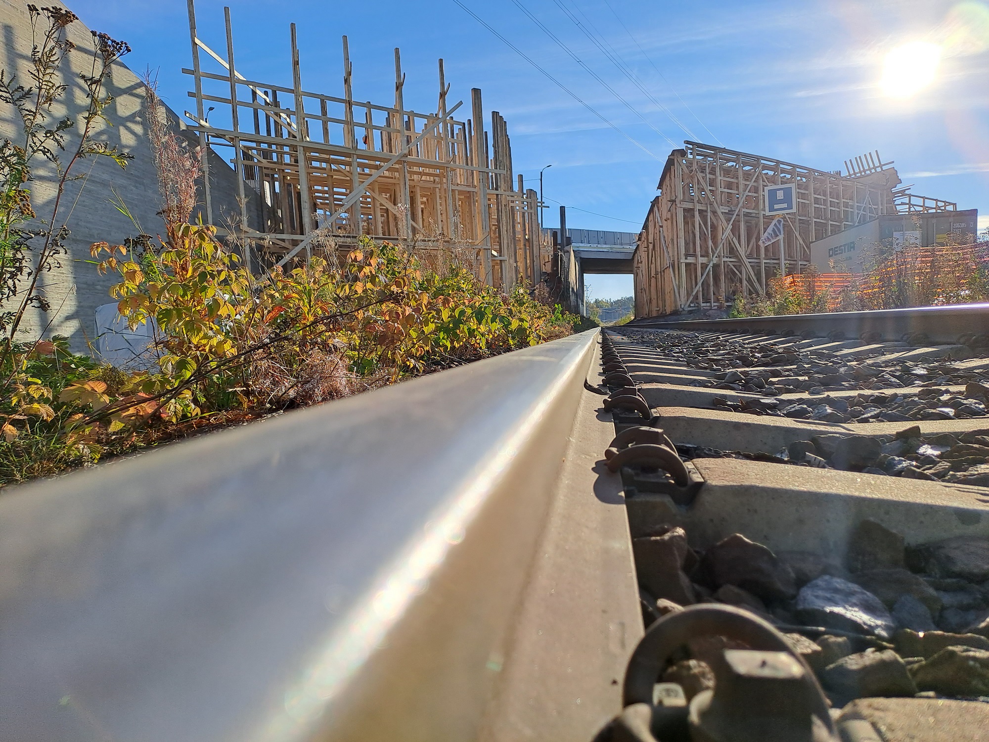 Yleiskuva Latokartanon siltatyömaalta. Kuvassa näkyy rautatietä ja Latokartanon siltaa.