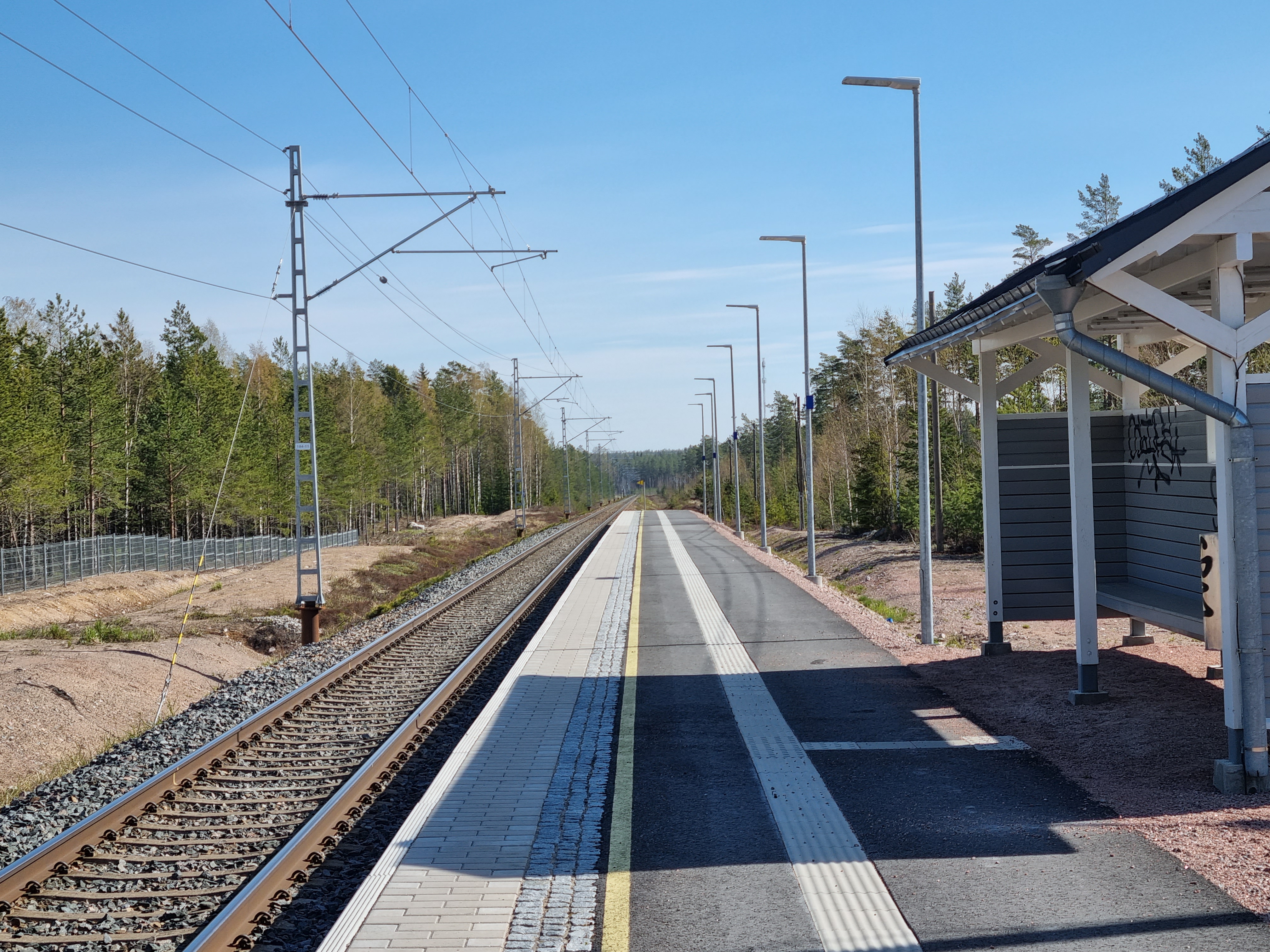 rata, oikealla laidalla seisake