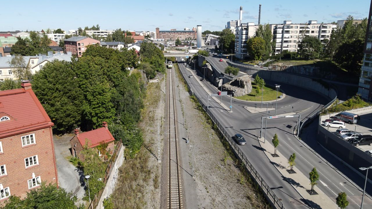 Ilmakuva Naistenlahden raiteistosta kuvattuna Erkkilän ylikulkusillan suunnasta pohjoiseen.