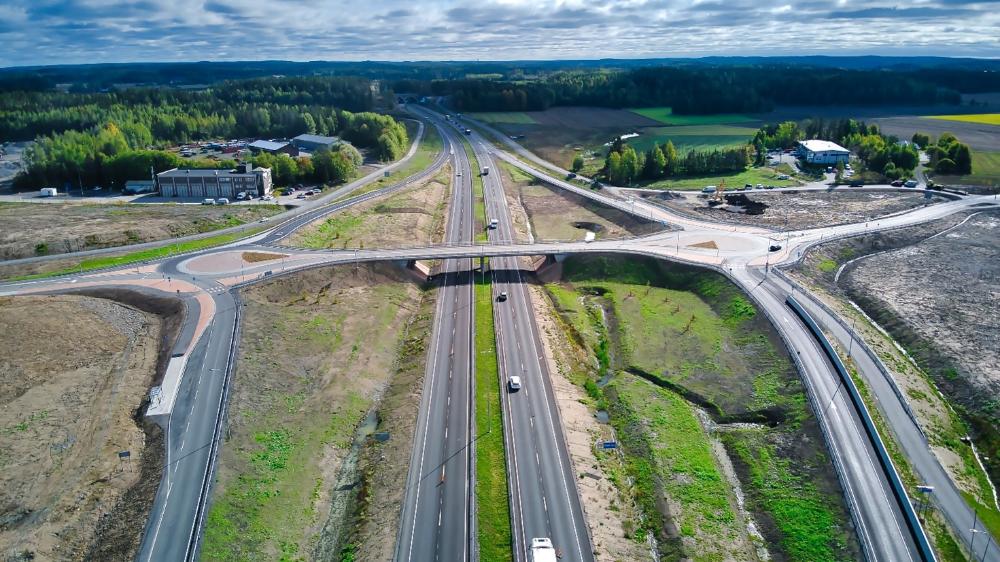 Turun kehätie, silta, pisaranmalliset liittymät sillalle.