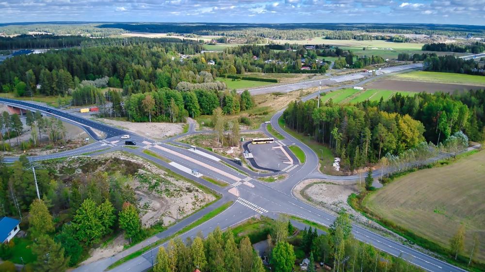 kehätie, bussipysäkki, metsää, silta