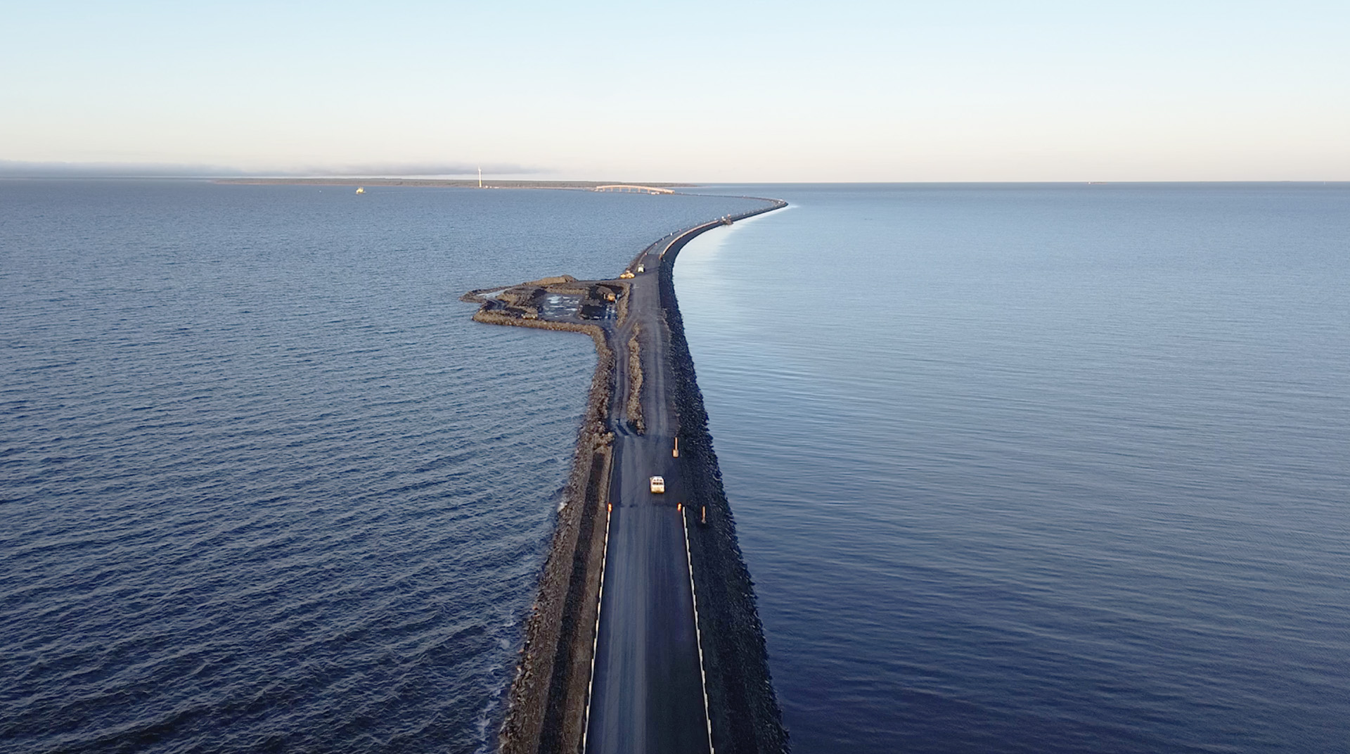 Pengertie merimaisemassa. Osa tiestä on asfaltoitu, osa ei. Tiessä olevalla levikkeellä tehdään maanrakennustöitä.