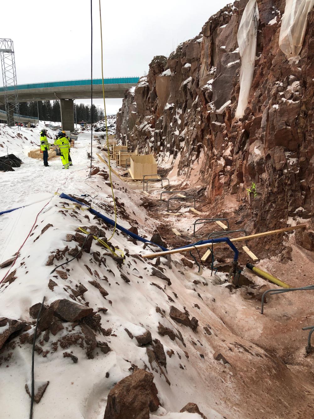 Kuva kivikoriseinän rakennustyömaalta Laajalahdesta Espoosta Kehä I:n varrella.