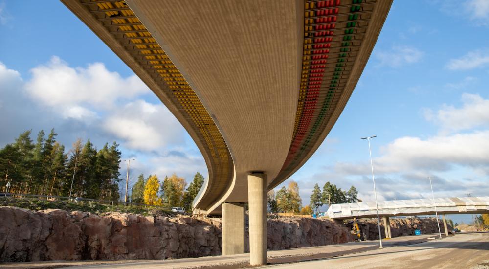 Raide-Jokerin Räisälänsilta kuvattuna alapuolelta. Kuvassa erottuvat sillan alla kulkevat johtokourut.