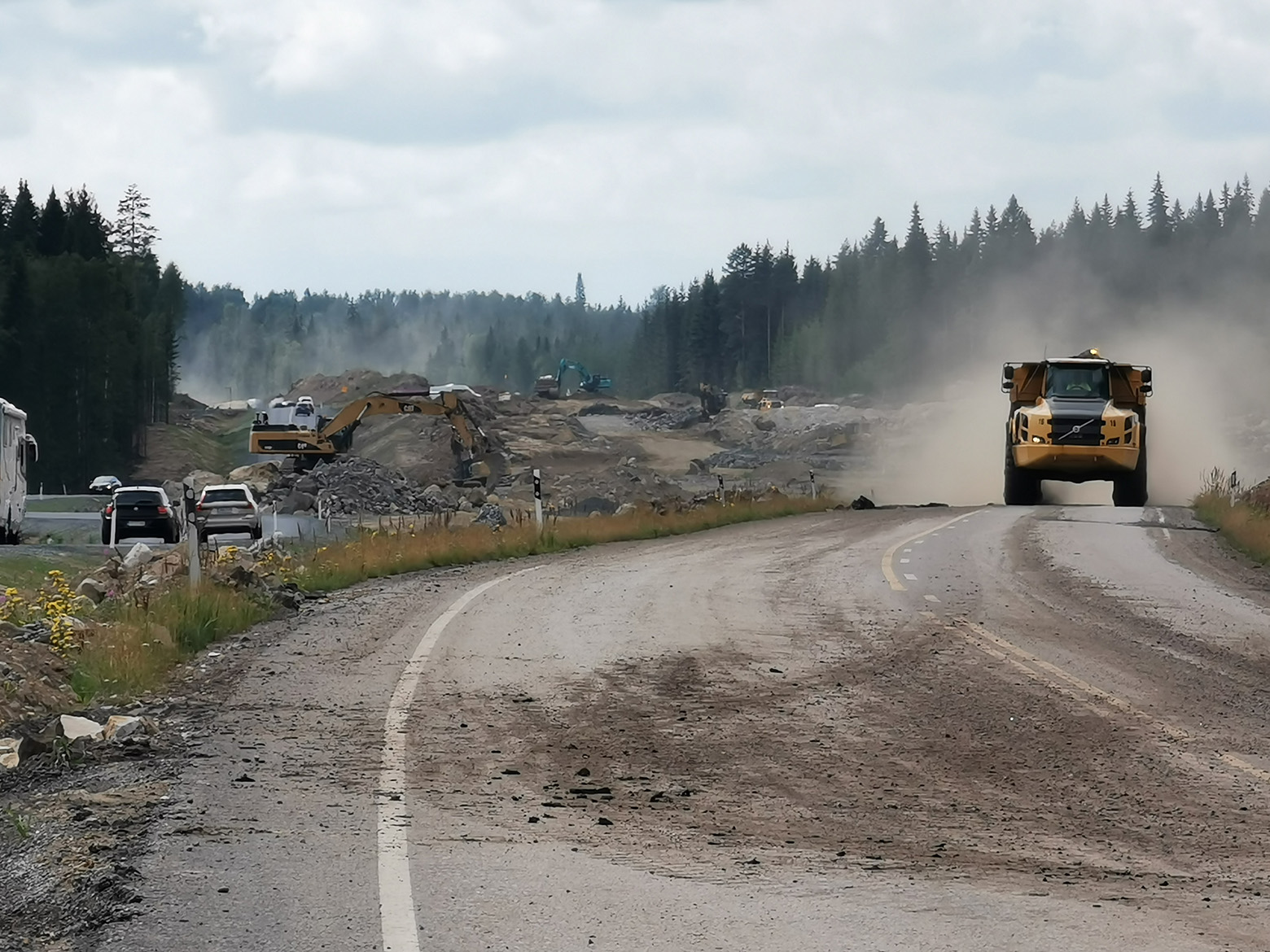 Dumpperi vauhdissa vt 5 työmaalla Nuutilanmäen ja Juvan välillä elokuussa 2020