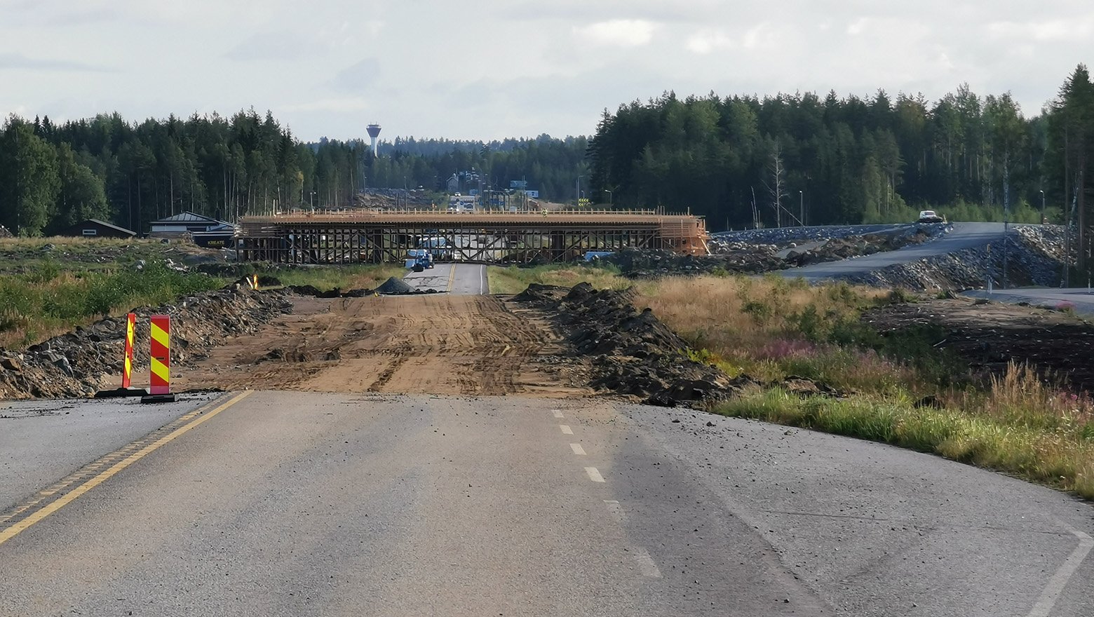 Vanha valtatie 5 on katkaistu töiden ajaksi. Siltatyömaa näkyy taustalla, oikealla työnaikainen kiertotie.