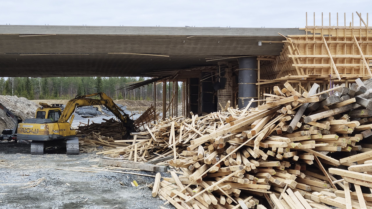 Sillan muotteja puretaan, puutavaraa ja kaivinkone sillan alla Vt 5 Mikkeli-Juva työmaalla huhtikuussa 2021.