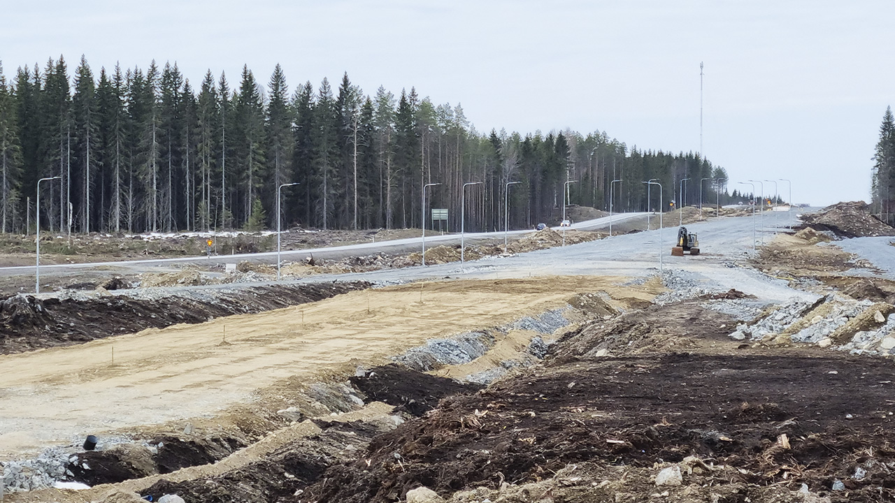 Näkymä Vt 5 Mikkeli-Juva työmaalle, tien rakennekerrokset valmisteilla