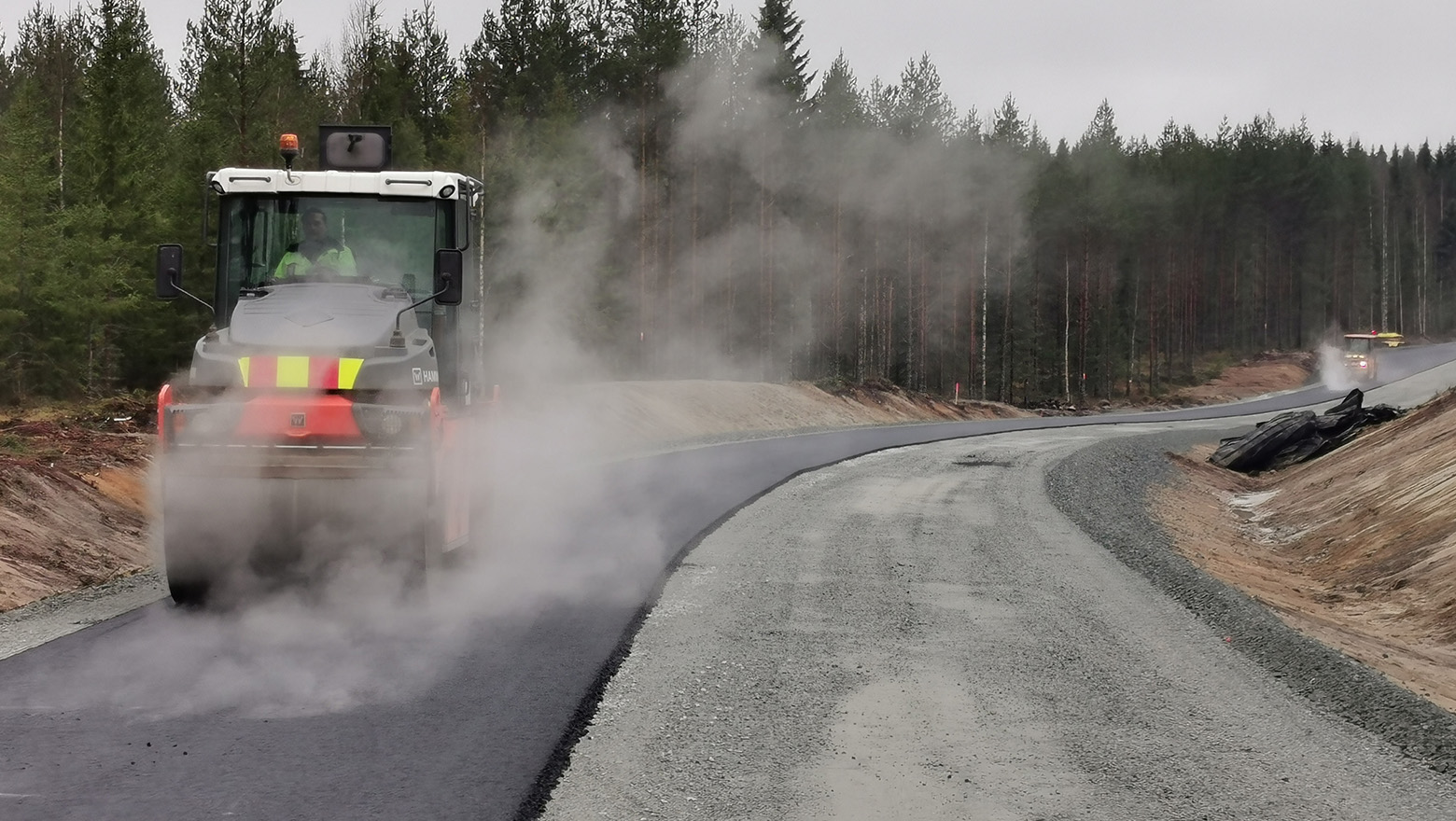 Kiertotien päällystämistä.