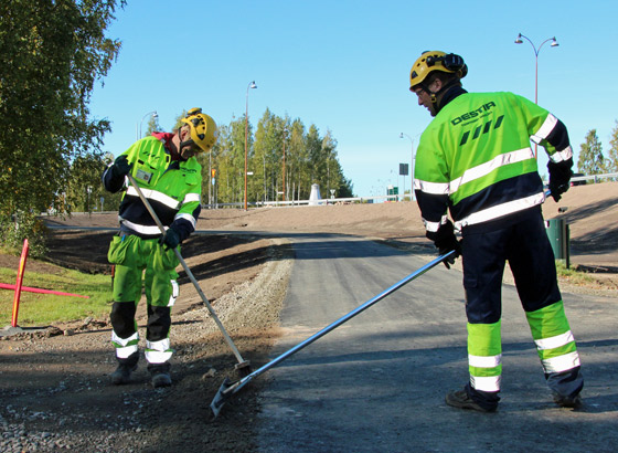 Työihmisiä hankkeessa.