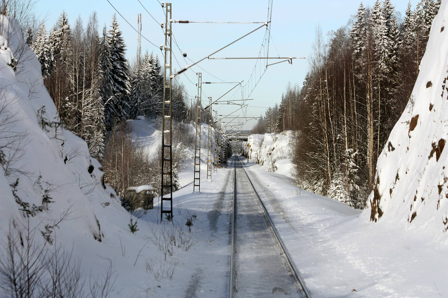Talvinen rautatie, puita lähellä.
